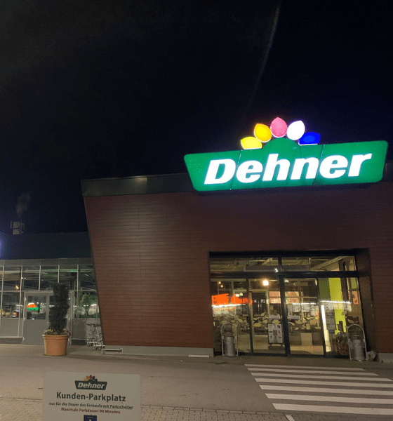 Dehner Garten-Center bei Nacht